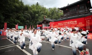 “走红军走过的路”徒步穿越系列活动（东安站）暨舜皇山首届登山活动举行