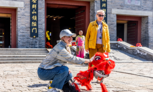古北水镇五一开启“机器时代”文旅新体验，科技赋能重塑传统文化场景